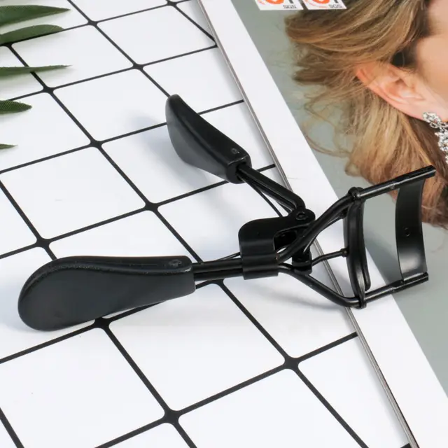 OtwoO Black / Silver Eyelash Curler